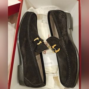 Preowned authentic salvatore ferragamo nero suede loafers size 9